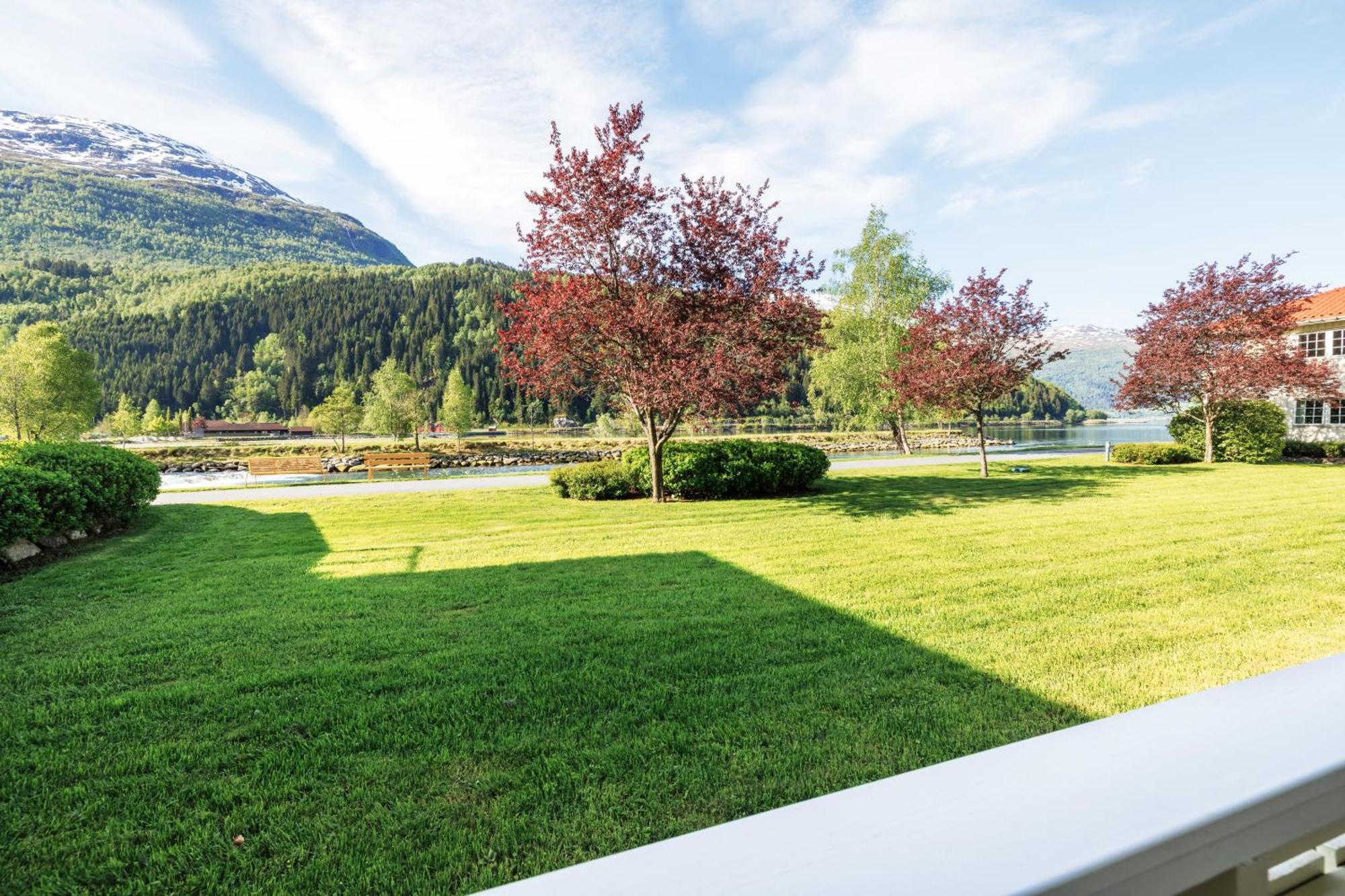 Hotel Loenfjord Loen Bagian luar foto
